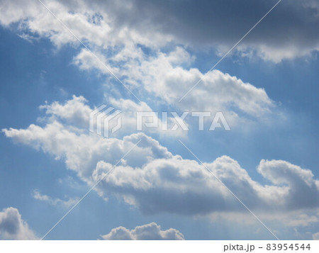 白と黒の綿雲のある青空 白と黒の綿雲のある青空 83954544