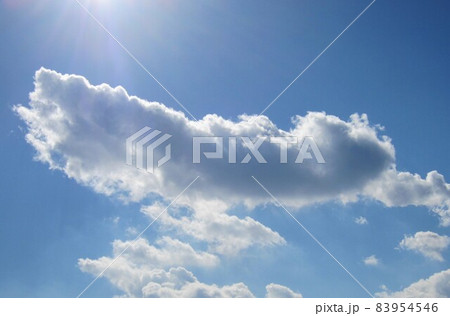 太陽光のもと青空を泳いで行く灰色の綿雲② 太陽光のもと青空を泳いで行く灰色の綿雲② 83954546