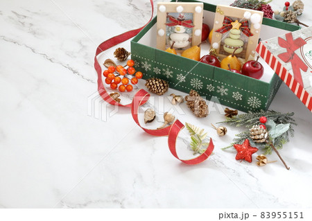 クリスマスの飾りつけ 83955151