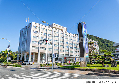 鳥取県鳥取市　快晴の鳥取県庁 83955373