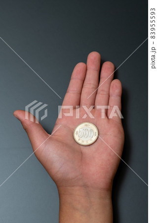 令和3年　新500円玉と手のイメージ 83955593