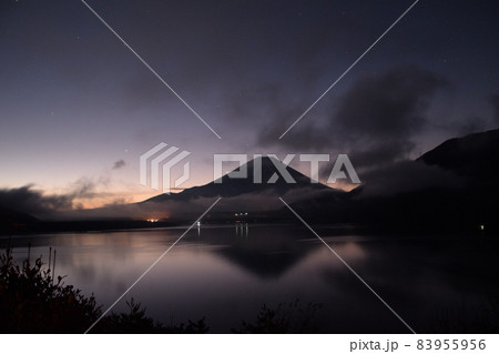 本栖湖から夜明け前の富士山 本栖湖から夜明け前の富士山 83955956