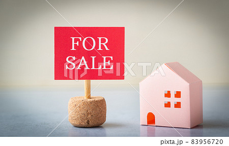 FOR SALEの立て看板　住宅の売却　一戸建て販売中　不動産 83956720