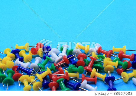 カラフルなプッシュピン 83957002
