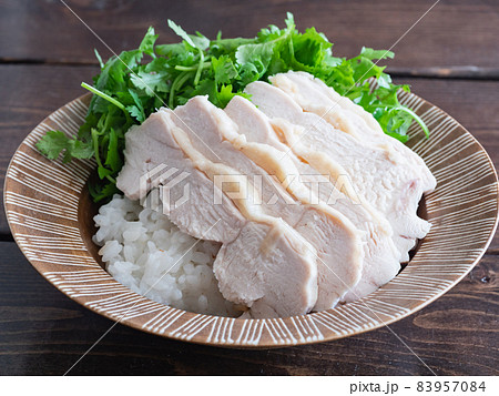 カオマンガイや海南チキンライスを呼ばれる鶏むね肉を使った料理。 83957084
