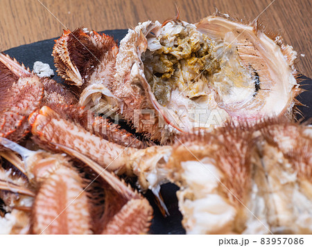 食べるために剥いた毛蟹。蟹味噌たっぷりの蟹。 食べるために剥いた毛蟹。蟹味噌たっぷりの蟹。 83957086