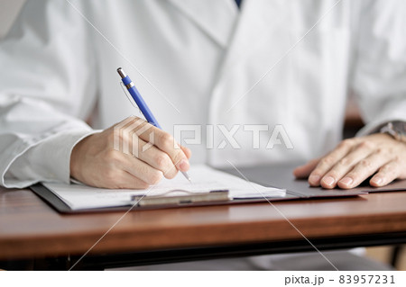 セミナーを受講する医療関係者の手元 セミナーを受講する医療関係者の手元 83957231