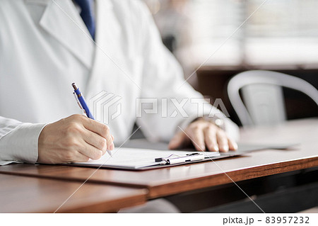 セミナーを受講する医療関係者の手元 83957232