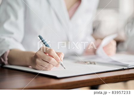 セミナーを受講する医療関係者の手元 セミナーを受講する医療関係者の手元 83957233