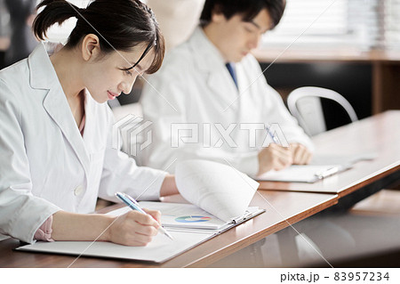 セミナーを受講する医療関係者 83957234