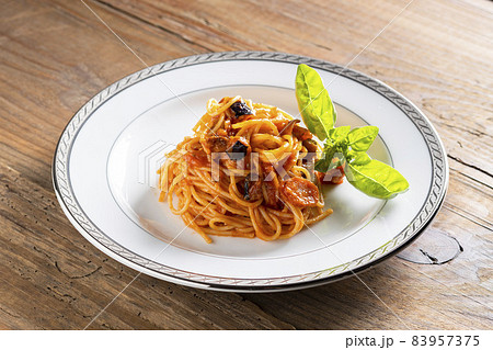 器に盛り付けたパスタ ポモドーロ 器に盛り付けたパスタ ポモドーロ 83957375