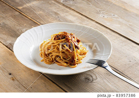 器に盛り付けたパスタ　ボロネーゼ 83957386