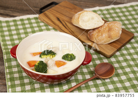 温かいご飯のイメージ　パンとクリームシチュー 83957755