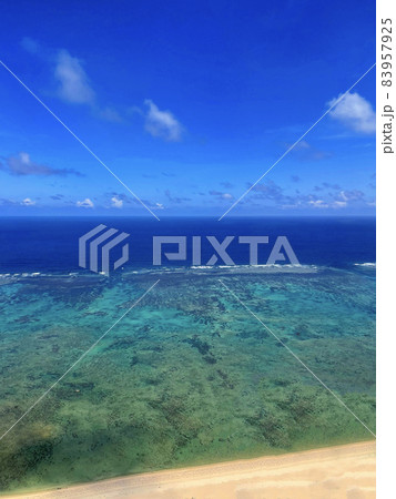 石垣島上空から見下ろす、エメラルドグリーンの海岸 石垣島上空から見下ろす、エメラルドグリーンの海岸 83957925