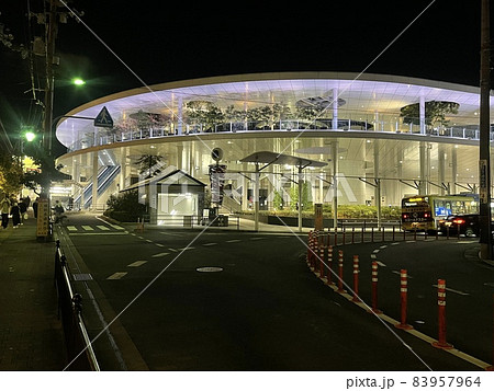 大阪府茨木市　夜のJR茨木駅 83957964