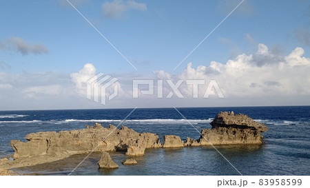 沖永良部島 岩礁と大海原と空と雲と 沖永良部島 岩礁と大海原と空と雲と 83958599