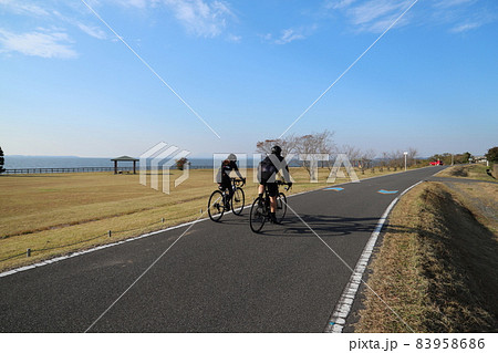 つくば霞ヶ浦りんりんロードの天王崎公園を走るサイクリスト つくば霞ヶ浦りんりんロードの天王崎公園を走るサイクリスト 83958686