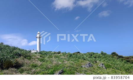 沖永良部島　田皆岬灯台と広がる空の青さと 83958704