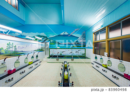 富士山の絵が描かれた典型的な日本の銭湯 83960498