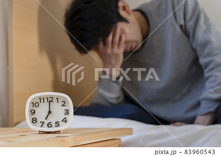 目覚まし時計 朝起きられない 寝坊イメージ 目覚まし時計 朝起きられない 寝坊イメージ 83960543