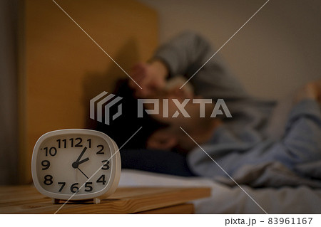 不眠症の男性 自律神経失調症 不眠症の男性 自律神経失調症 83961167