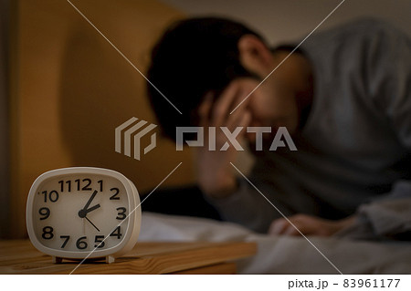 不眠症の男性 自律神経失調症 不眠症の男性 自律神経失調症 83961177