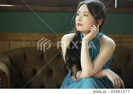 緑色のドレスの女性 緑色のドレスの女性 83961277