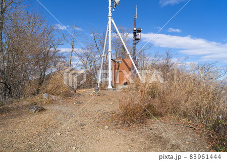 烏帽子岳の山頂にある電波塔（富士河口湖町） 83961444