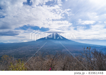 吊るし雲と富士山(富士河口湖町の烏帽子岳の山頂) 吊るし雲と富士山(富士河口湖町の烏帽子岳の山頂) 83961448