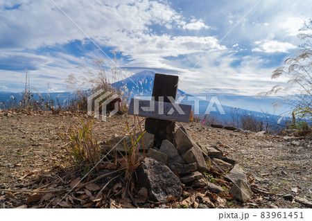 烏帽子岳の山頂（富士河口湖町） 83961451