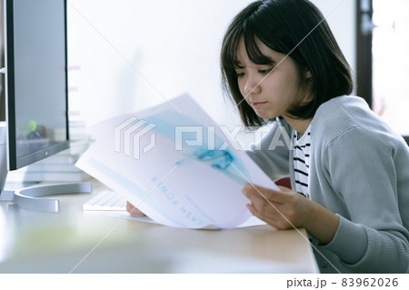 明け方まで仕事をする女性 83962026