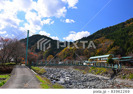 かっぱ橋と色づく山《道志村》 かっぱ橋と色づく山《道志村》 83962269