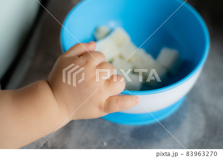 【ベビー】離乳食を食べる赤ちゃんの手【育児】 83963270