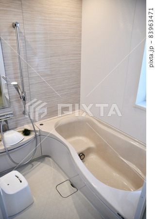 新築住宅のバスルーム 新築住宅のバスルーム 83963471