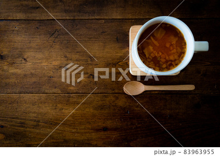 おうちカフェ ミネストローネスープと木のスプーンとビンテージアンティークな木目の茶色いテーブル おうちカフェ ミネストローネスープと木のスプーンとビンテージアンティークな木目の茶色いテーブル 83963955