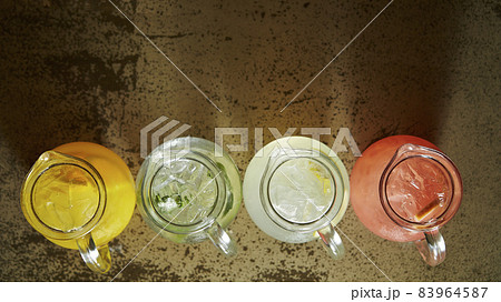 ジュースジャーに入ったフレッシュドリンク　レモネードとデトックスウォーター 83964587