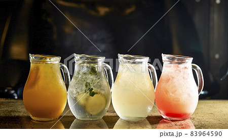 ジュースジャーに入ったフレッシュドリンク　レモネードとデトックスウォーター 83964590