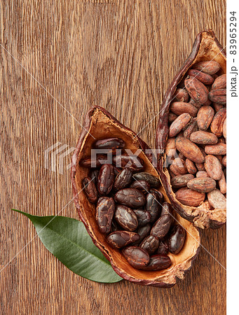Organic cocoa beans in halved pods 83965294