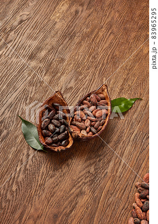 Halved cocoa pods with peeled and unpeeled beans 83965295