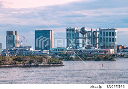 日本の東京都市景観 お台場のフジテレビなど望む 日本の東京都市景観 お台場のフジテレビなど望む 83965566