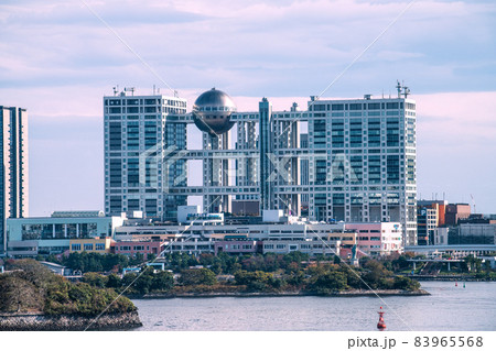 日本の東京都市景観　お台場のフジテレビなど望む 83965568