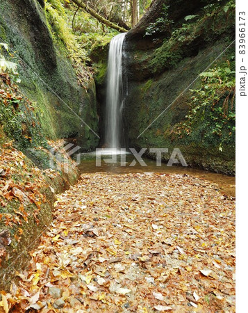 晩秋の村上市桃川のおたきさまの写真素材 [83966173] - PIXTA