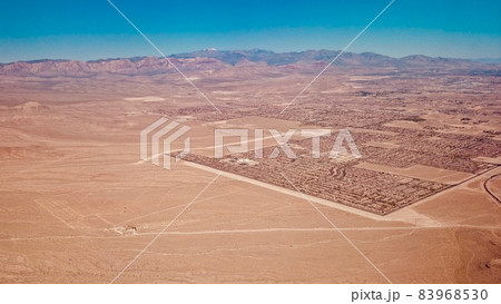 上空から見る砂漠の中のラスベガス 上空から見る砂漠の中のラスベガス 83968530