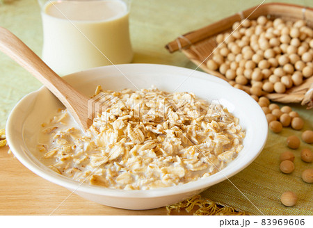 オートミールと豆乳　ヘルシー食材　オートミールで朝食 83969606