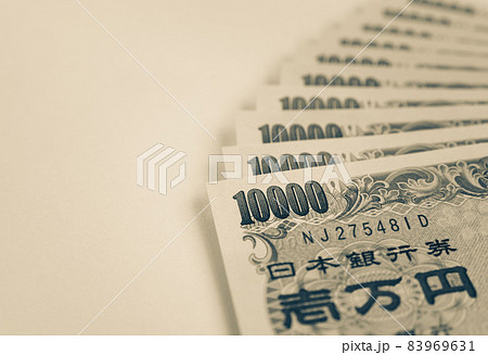 10万円の現金　一万円札紙幣　経済対策の給付 83969631