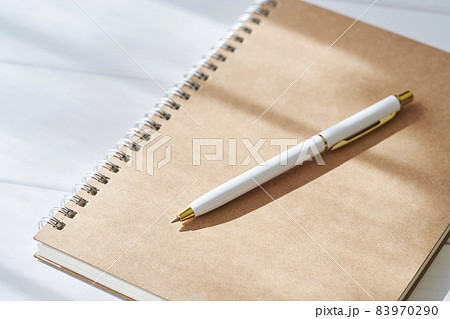新しいノートとボールペン 83970290