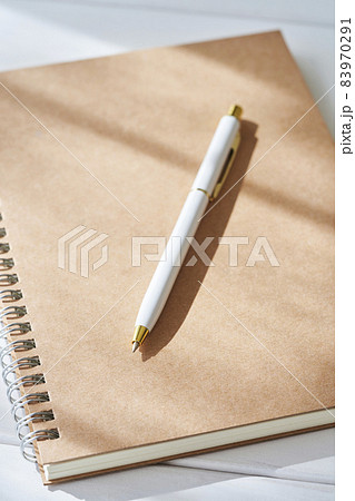 新しいノートとボールペン 83970291