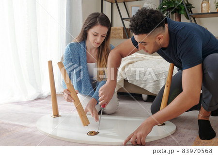 Couple Assembling Coffee Table 83970568