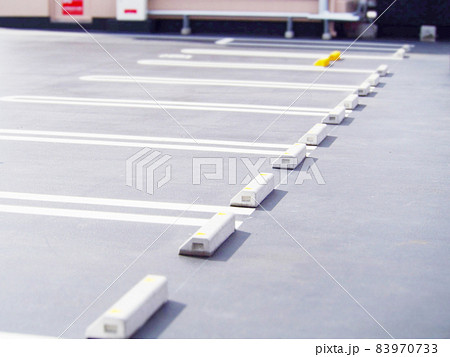 ショッピングモールの屋上駐車場 83970733