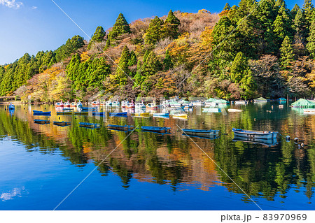 (神奈川県)紅葉した芦ノ湖畔 繋がれたボート (神奈川県)紅葉した芦ノ湖畔 繋がれたボート 83970969